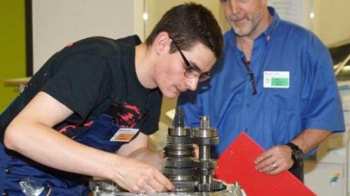 Il vendschader Riet Bulfoni ha absolt seis giarsunadi d’automecatronist a Scuol e frequainta pel mumaint la scolaziun sco diagnostiker d’autos a Cuoira (fotografia: mad)