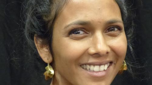 Gianna Olinda Cadonau ha preschantà d’incuort seis prüm cudesch da poesias (fotografia: Flurin Andry).