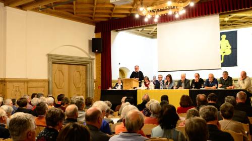 Vollbesetzter Gemeindesaal in Samedan