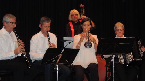 La fuormaziun cun Jachen Erni, Jon Erni, Ueli Mooser, Antonia Albani e Nina Grass (da schnestra) ha sunà i’l sen dad Anton Erni per cha las melodias veglias popularas vivan inavant (fotografia: Benedict Stecher).