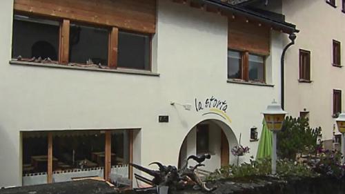 L’ustaria La Storta a Ftan bivgnainta in gövgia ils tschinch giasts da «Mini Beiz, dini Beiz» (fotografia: Radiotelevisiun Svizra).