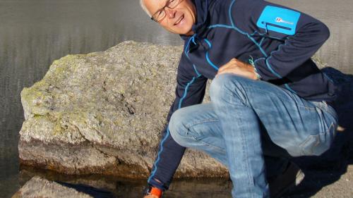 Wasserbotschafter Ernst Bromeis am Schottensee auf der Flüela-Passhöhe. Archivfoto: Jon Duschletta