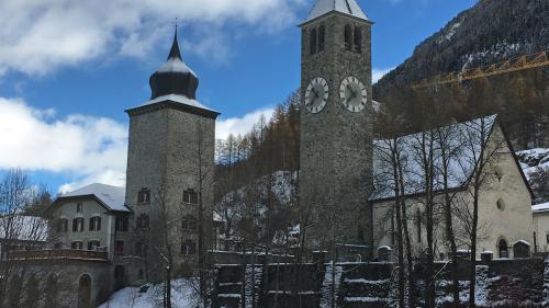 Insembel culla Tuor Planta (a schnestra) fuorma la baselgia San Jon da Susch üna tscherta unità (fotografia: Hermann Thom).