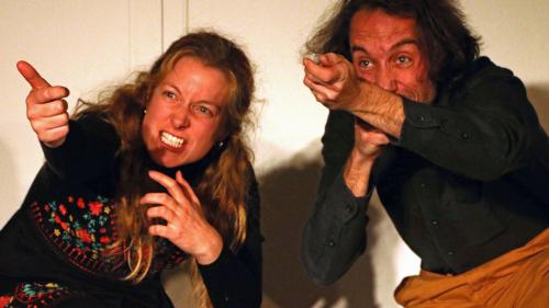 Scena da chatscha in Val S-charl cun Flurina Badel e Lorenzo Polin (fotografia: Jèrèmie Sarbach).