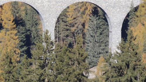 Las lavuors vi dal Viaduct Val Püzza sun a fin ed ils trens pon circular sainza impedimaints (fotografia: Benedict Stecher).