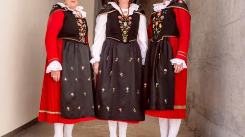 Heidi Laurent-Domenig (d'immez) ha plaschair da la nouva spüerta ch'ella spordscha insembel cun sia mamma Lidia Domenig (schnestra) e si'amia Domenica Tischhauser-Gisep (a dretta) chi maina la firma Mira X i'l Appenzell (fotografia: Romina Campanile).