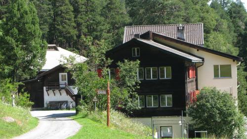 La scoula da muntogna Avrona ha festagià dürant l’ultim on il giubileum da 60 ons cun plüs arrandschamaints (fotografia: Benedict Stecher).