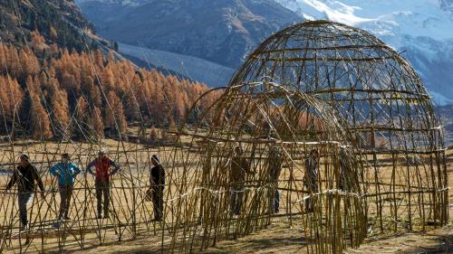 Weiden bilden das einfache und bewährte Grundgerüst der Ice-Stupa welche derzeit beim Morteratschgletscher entsteht. Je nach Temperatur kann vielleicht schon diese Woche mit der Eisbildung begonnen werden. Foto: feinerfotografie Ralph Feiner