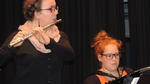 Il cumanzamaint da las producziuns musicalas han fat Eva-Maria Boppart (a schnestra) e Sidonia Caviezel (fotografia: Benedict Stecher). 