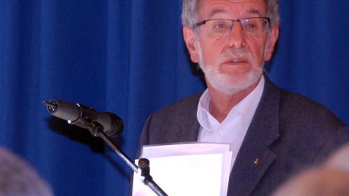 Il president da la Lia Rumantscha, Johannes Flury, ha manà la discussiun animada (fotografia: Nicolo Bass).