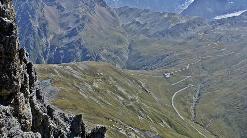 In avegnir dess gnir pajà entrada per giodair l’aventüra e la vista dal Pass da l’Umbrail vers il Stelvio (fotografia: Lucia Ruinatscha).