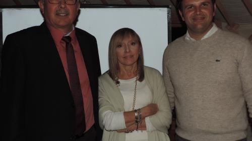 Loretta Tabarini, chi ama la buna cuschina, culs capos Christian Fanzun (a schnestra) e Luca Masneri illa jurta da la Crusch Alba in S-charl (fotografia: Carla Wetzel).