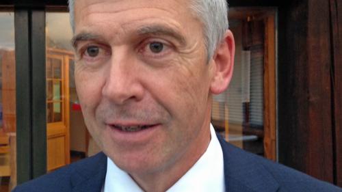 Andri Lansel, president dal cussagl administrativ da las Pendicularas Scuol SA, infuormescha davart l’avegnir dal territori da skis Motta Naluns (fotografia: Annatina Filli).