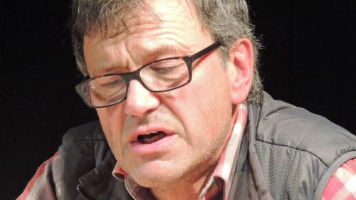 L’autur Leo Tuor ha prelet a Nairs. Üna prelecziun calma sainza gronda mimica (fotografia: Benedict Stecher).