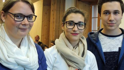 Ladina Clavadetscher, Marcia Ramos e Duri à Porta (da schnestra) han preschantà lur lavur (fotografia: Benedict Stecher).