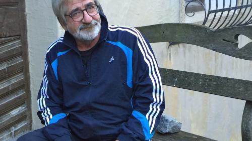 Paulin Nuotclà abita a Susch ed expuona actualmaing a Ftan. (fotografia: Benedict Stecher)