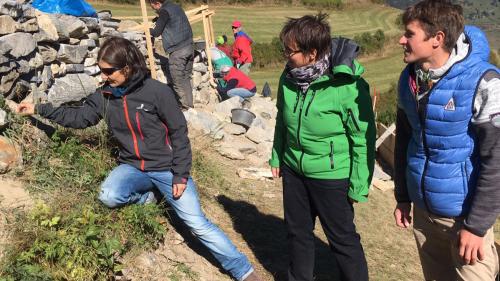 Regula Ott (da schnestra), Aita Zanetti e Nicolas Ilg guardan che chi’s chatta tuot in stretta vicinanza d’ün mür mort (fotografia: Angelika Abderhalden).