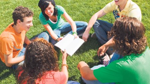 Lernen mit Spass: In der Schweiz stehen den Jugendlichen zahlreiche Bildungswege offen. Foto: www.fotolia.com/PicturenetCorp