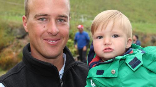 Reto Lamprecht, president dal comitè d’organisaziun da la Festa da racolta Val Müstair, cun seis figl Niculin, tira ün bilantsch positiv (fotografia: Martina Fontana).