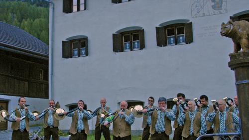 Quia sunan ils chatschaders cun corns e nun han cornas. L'uors sur il bügl guarda e gioda ils signals (fotografia: Selina Bisaz).