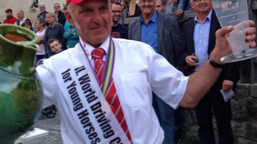 Il champiun mundial Giacomin Barbüda muossa sias trofeas (fotografia: Annatina Filli).