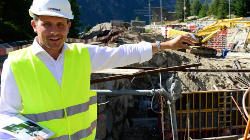 Gian Paolo Lardi erklärt die Baustelle bei der Wasserfassung. Foto: Reto Stifel