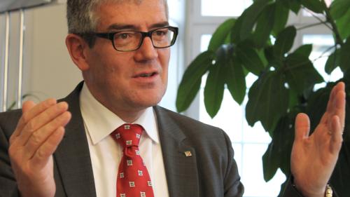 Regierungsrat Jon Domenic Parolini hofft, dass die ortsbildprägenden Bauten der Baubranche Zuversicht verleihen (Foto: Kanton Graubünden).