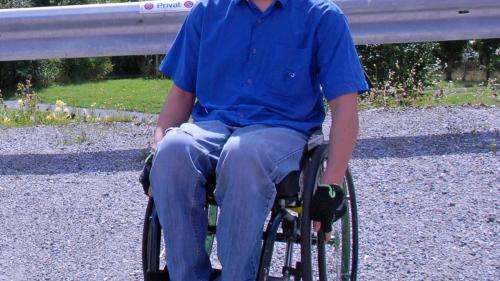 Stephan Gmür hat im Zentrum in Nottwil verschiedene Tipps und Tricks für den Umgang mit dem Rollstuhl gelernt. Foto: Selina Bisaz