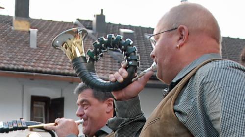 Sunar cul corn la mort da la bes-cha per demuossar respet (fotografia: Nicolo Bass).