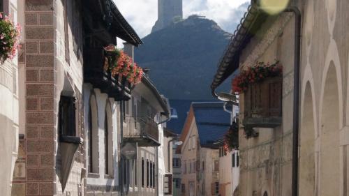 Ardez es rivà i’l final per esser «il plü bel cumün da la Svizra» sco unic cumün dal Grischun (fotografia: Jon Duschletta).