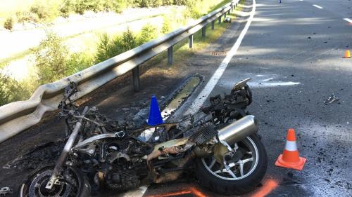 Verkehrsunfall bei Zernez mit abgebranntem Motorrad (Foto: Kantonspolizei Graubünden).