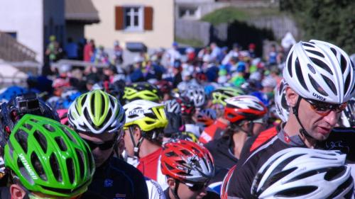 Viele Teilnehmer geniessen das wundervolle Wetter am Nationalpark Bike-Marathon (Foto: Nicolo Bass).