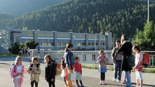 Die Schülerinnen und Schüler, hier in Scuol, warten gespannt auf den ersten Schultag. Foto: Selina Bisaz