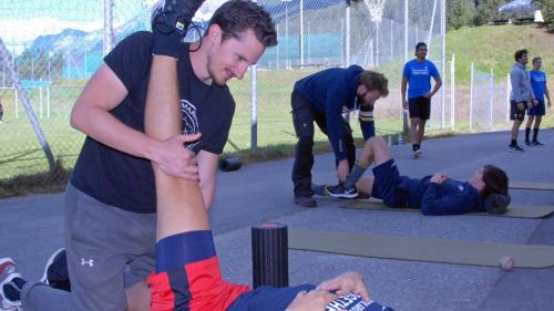 Arno Galmarini aus Ardez (links) ist für die Fitness der Athleten der ZSC Lions verantwortlich (Foto: Nicolo Bass).