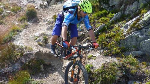 Sergio Tschenett auf einem der schwierigeren Tracks in den Bergen der Val Müstair. Foto: Caroline Doka 