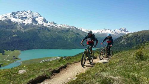 Bei den Rocky Mountain Trail Games steht der Spass und der Teamgeist im Vordergrund. Gemeinsam in 2-er oder 3-er Teams müssen verschiedene Aufgaben gelöst werden. Foto: Engadin St. Moritz Mountains
