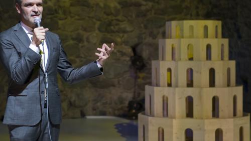 Giovanni Netzer und ein Modell des Theaterturms. Foto: Yanik Bürkli/Origen