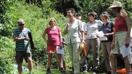Magda Waldvogel ha chantà e John Wolf Brennan ha fat musica pels partecipants da la spassegiada. Eir els han lura chantà "Randulin" (fotografias: Selina Bisaz).
