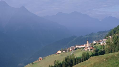 Il cumün da Tschlin es ün lö ideal per realisar ün center da bainesser. Il proget da Corsin Biert da Scuol sta e crouda culs permiss da lavur pels shaolins (fotografia: Christof Sonderegger/RPN).