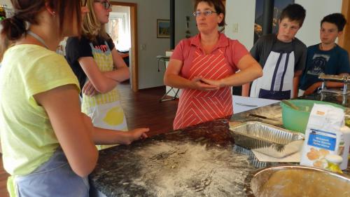 Ils uffants han imprais pro Regula Felix a far svessa pasta, gnocchis e sosa da tomatas. Eir ils mats d’eiran inchantats da far svessa la pasta (fotografia Annatina Filli).