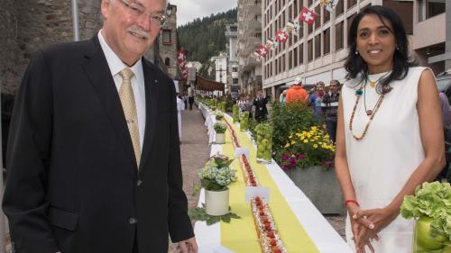 Badrutt's Palace Direktor Hans Wiedemann und Ehefrau Martha beim Anschnitt des Kuchens. Foto: fotoswiss.com/Giancarlo Cattaneo