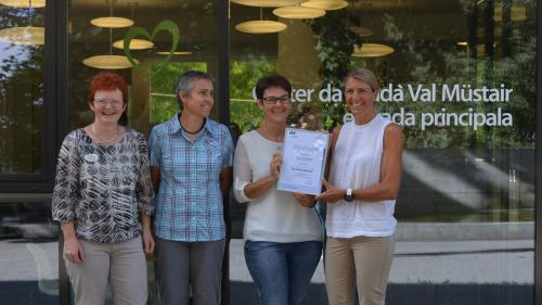 Las respunsablas dal Center da sandà Val Müstair han plaschair da la marca da qualità Rekole (fotografia: mad).