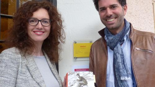 Il cudesch cun prosa d’Andri Peer ch’Anita Capaul e Rico Valär preschaintan es il 36avel cudesch cha la Chasa Editura Rumantscha ha publichà (fotografia: Flurin Andry).