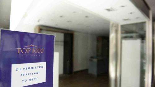 Weder auf Hochglanz poliert noch mit zum Kauf einladenden Waren ausgestattet – selbst mitten in der St. Moritzer Fussgängerzone bleiben nach dem Start in die Sommersaison Geschäftslokale unvermietet. Foto: Alexandra Wohlgensinger