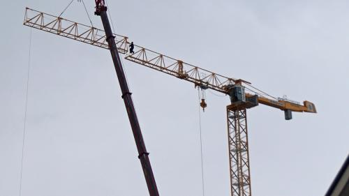 Kranmontage in Luftiger Höhe. Foto: Jon Duschletta