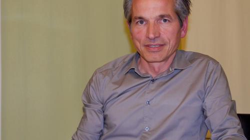 Daniel Erne leitet die Kindes- und Erwachsenenschutzbehörde Engadin und Südtäler mit Sitz in der Chesa Ruppaner in Samedan und Scuol (Foto: Nicolo Bass).