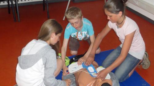 Ils uffants dal «(s)pass da vacanzas» han survgni invista in möd simpel illa tecnica da reanimaziun (fotografia: OEB).