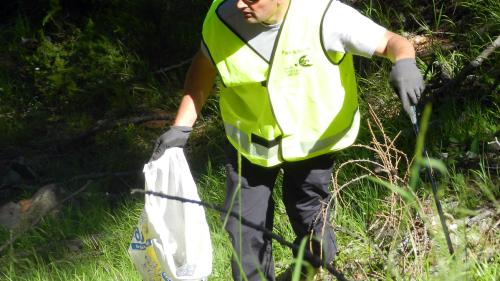 Fadri Bott, guardian dal Parc Naziunal Svizzer, pulischa e rumischa üna costa lung la via dal Pass dal Fuorn tanter Zernez e Tschierv (fotografia: Annatina Filli).