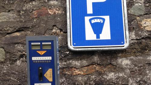 Svanischan bainbod ils segnals e las uras da parcar a Scuol ed illas otras fracziuns? (fotografia: Annatina Filli).