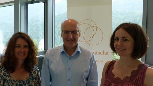 I’l nouv büro da la Lia Rumantscha a Scuol lavuran Martina Schuler (da schnestra), Mario Pult e Flurina Plouda (fotografia: Flurin Andry).